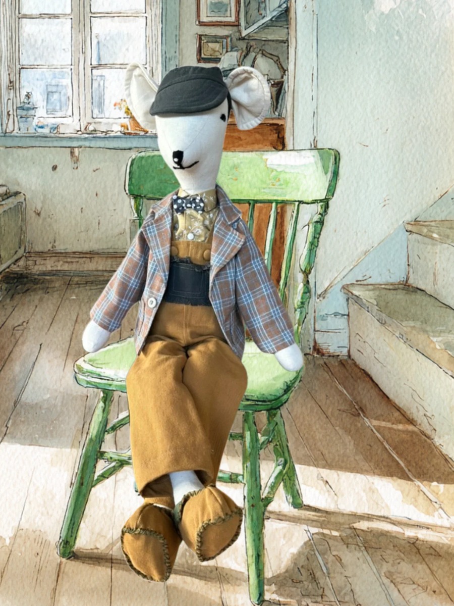 Pascal the Little Storyteller, a handmade mouse doll